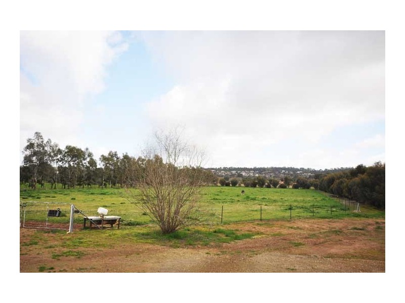 13 Maple Rd, Lake Albert NSW 2650