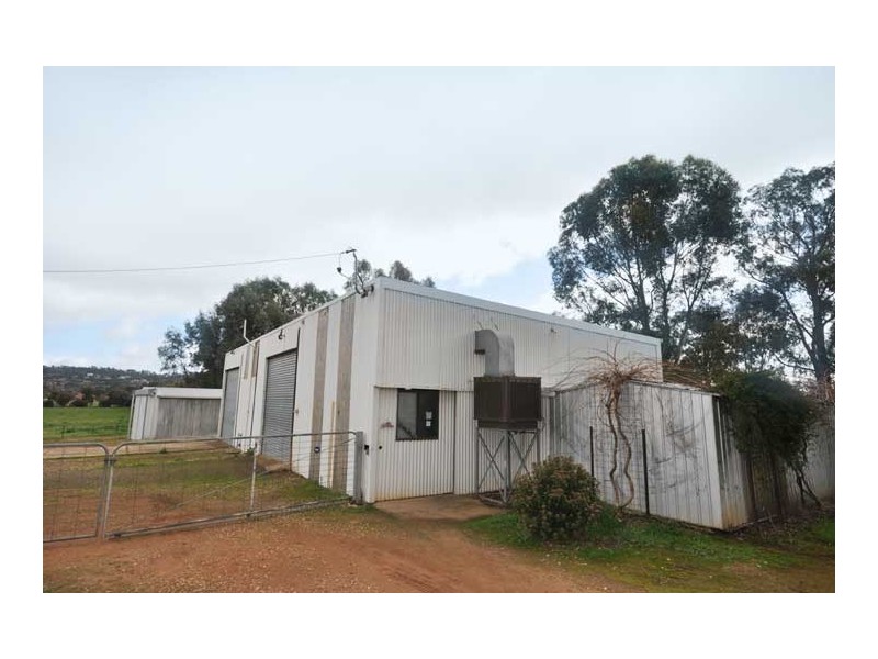13 Maple Rd, Lake Albert NSW 2650