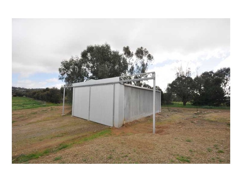 13 Maple Rd, Lake Albert NSW 2650
