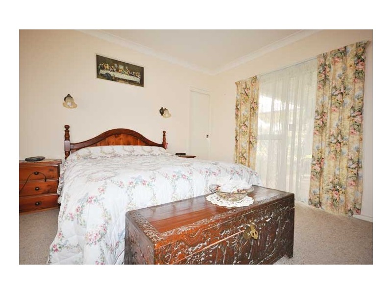 13 Maple Rd, Lake Albert NSW 2650