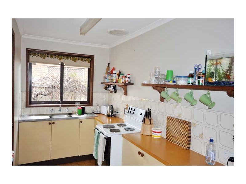 2/2a Joyes Plc, Tolland NSW 2650