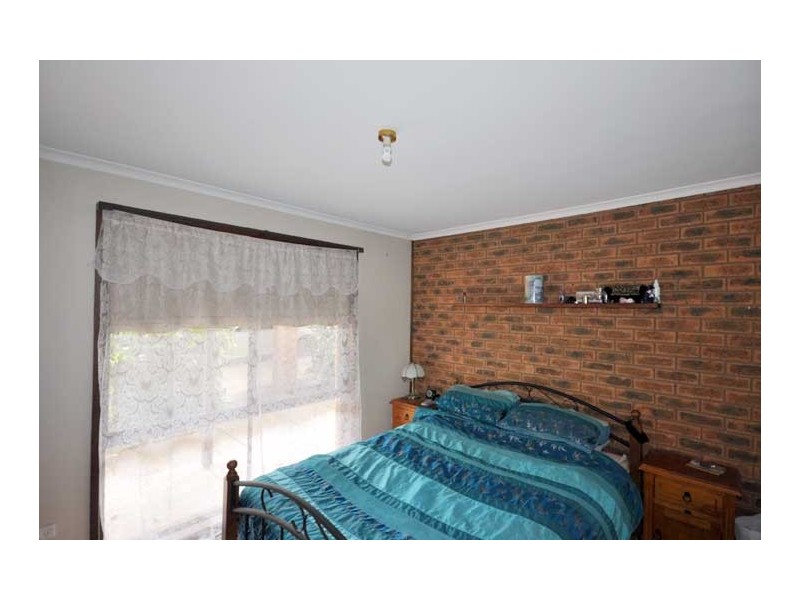 2/2a Joyes Plc, Tolland NSW 2650