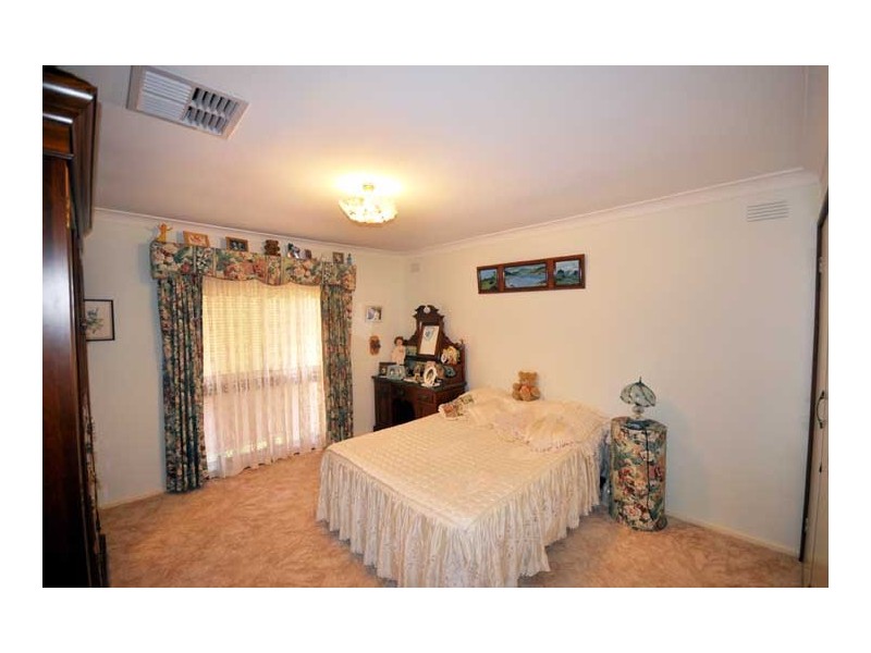 18 Elizabeth Ave, Forest Hill NSW 2651