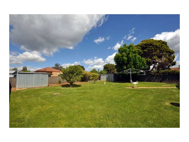 18 Elizabeth Ave, Forest Hill NSW 2651