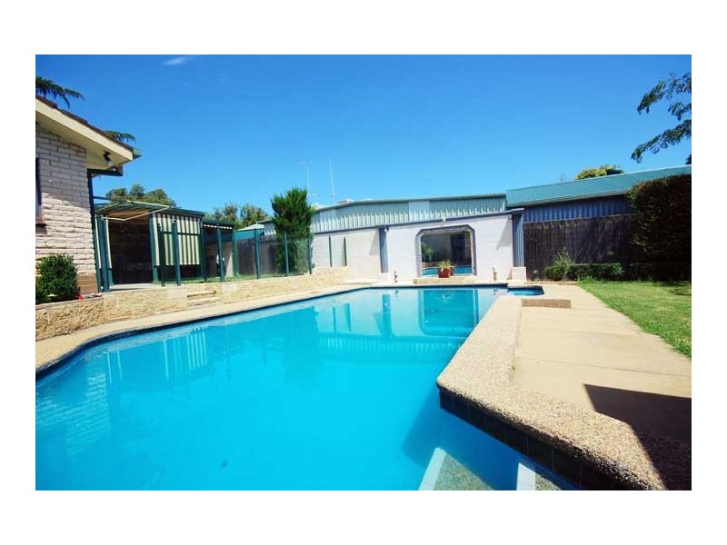 6 Huthwaite St, Wagga Wagga NSW 2650