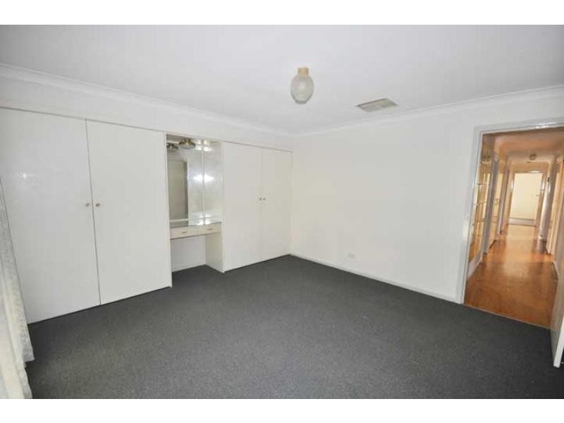 14 Grace Ave, Lake Albert NSW 2650