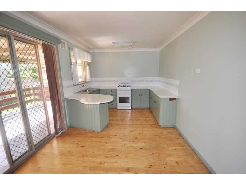 14 Grace Ave, Lake Albert NSW 2650