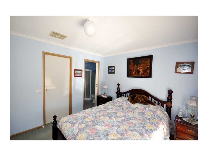 11 Shiralee Plc, Estella NSW 2650