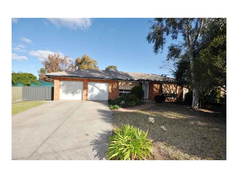 20 Balleroo Cres, Glenfield Park NSW 2650