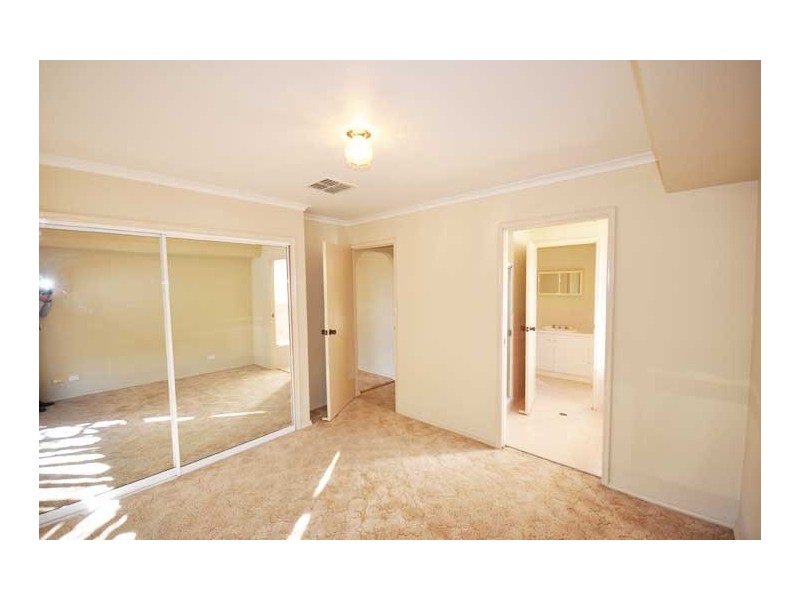 20 Balleroo Cres, Glenfield Park NSW 2650