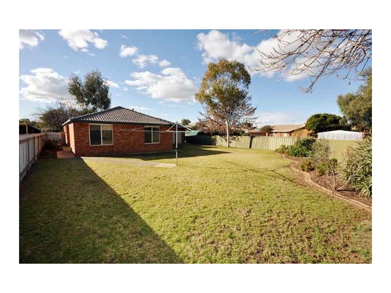 20 Balleroo Cres, Glenfield Park NSW 2650