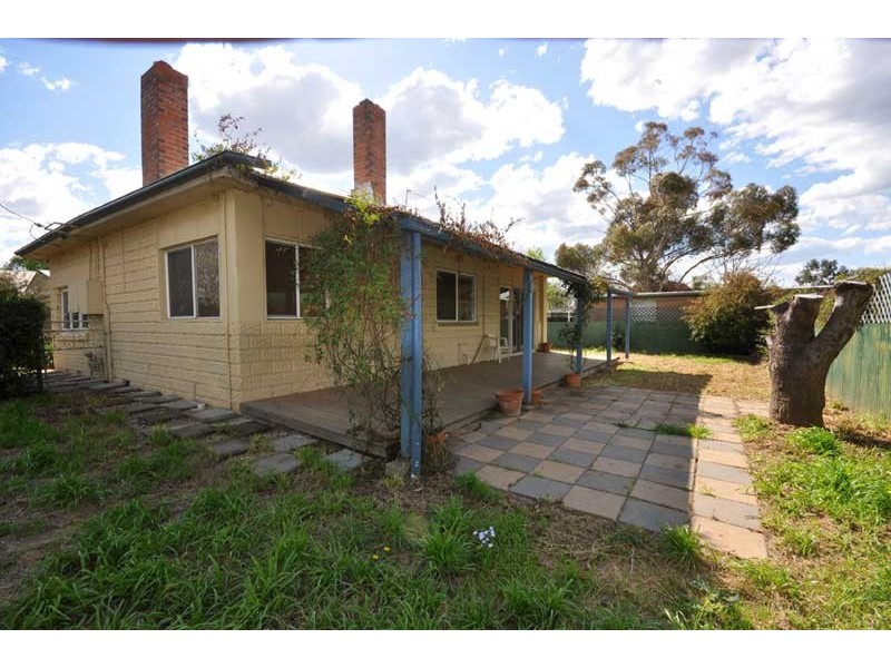 7 Lake St, Lake Albert NSW 2650