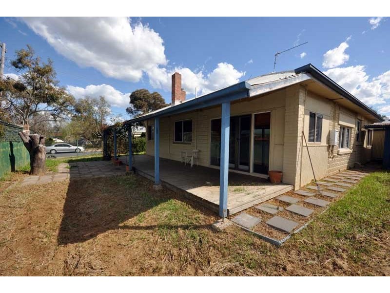 7 Lake St, Lake Albert NSW 2650