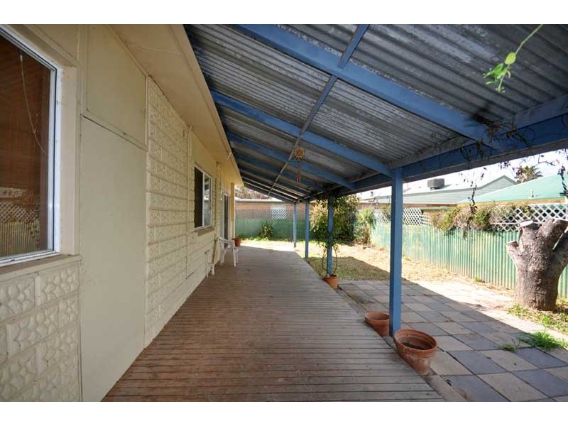 7 Lake St, Lake Albert NSW 2650