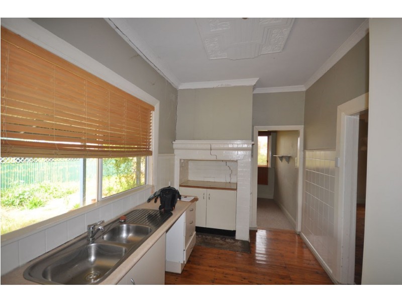 7 Lake St, Lake Albert NSW 2650