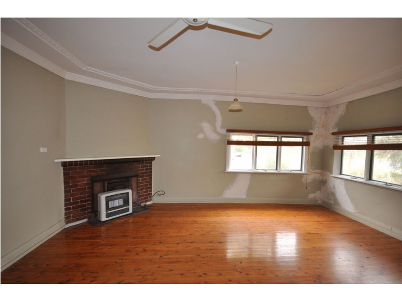 7 Lake St, Lake Albert NSW 2650