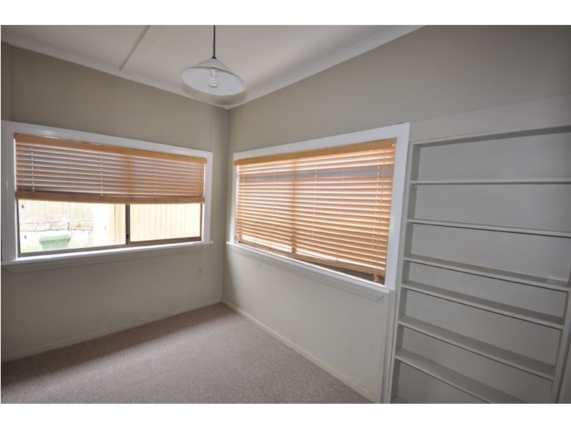 7 Lake St, Lake Albert NSW 2650