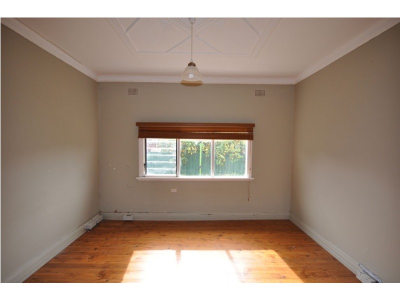 7 Lake St, Lake Albert NSW 2650