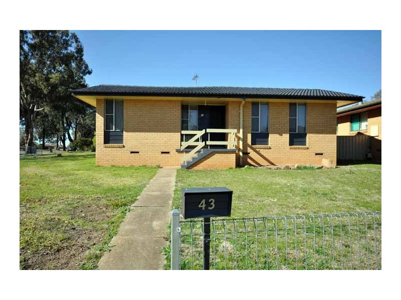 43 Adams St, Ashmont NSW 2650
