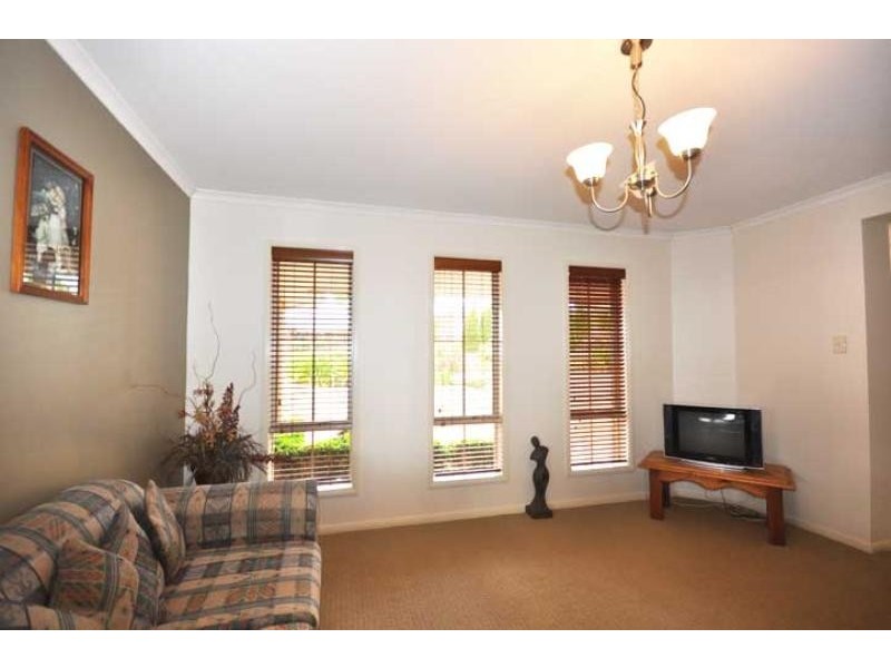 12 Yanco Cres, Bourkelands NSW 2650