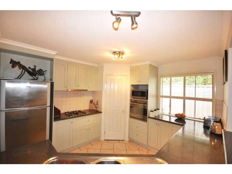 12 Yanco Cres, Bourkelands NSW 2650