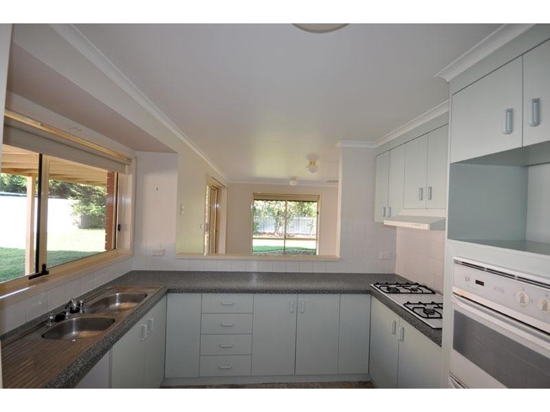 42 Eldershaw Dr, Forest Hill NSW 2651