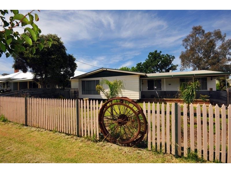 12 Centenary Ave, Tarcutta NSW 2652
