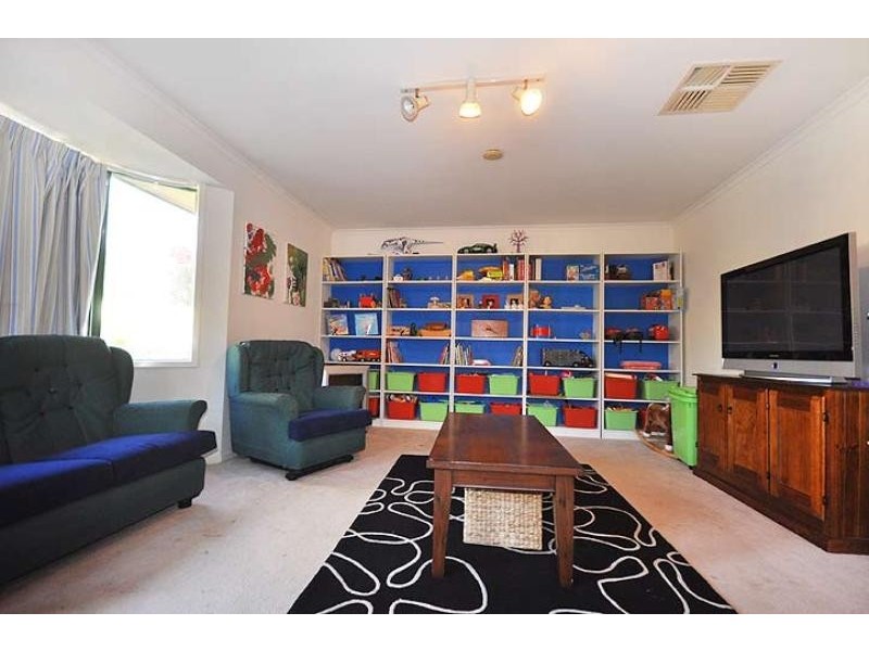 2 Mangrove Cres, Forest Hill NSW 2651