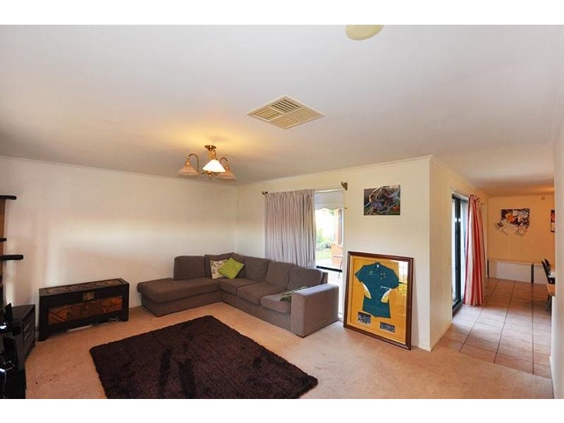 2 Mangrove Cres, Forest Hill NSW 2651