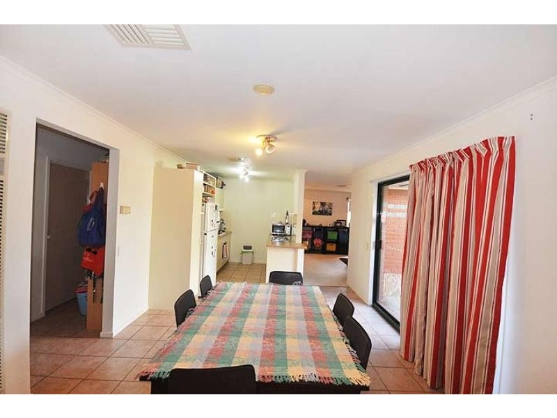 2 Mangrove Cres, Forest Hill NSW 2651