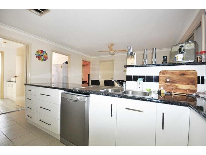 14 Tura Plc, Glenfield Park NSW 2650