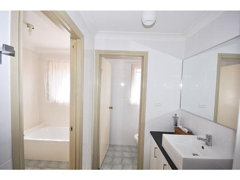 14 Tura Plc, Glenfield Park NSW 2650