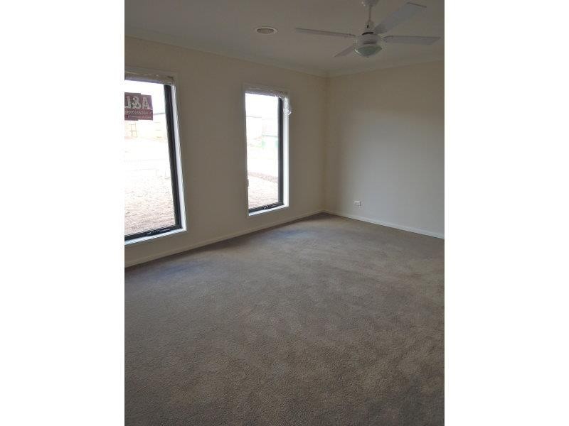 11 Maiden Drive, Sunbury VIC 3429