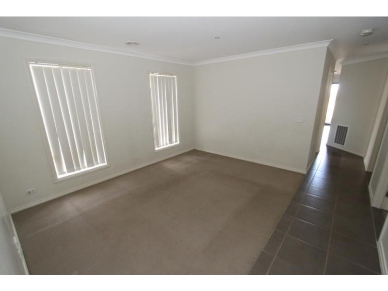 22 Koonawarra Terrace, Melton West VIC 3337