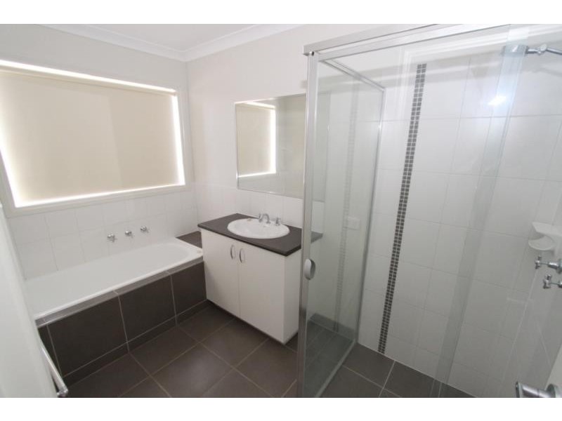 22 Koonawarra Terrace, Melton West VIC 3337