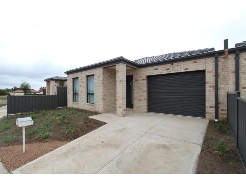 3/21-29 Lakewood Boulevard, Melton VIC 3337
