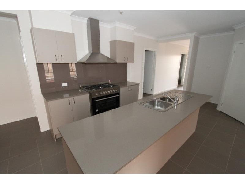 16 Faircroft Drive, Brookfield VIC 3338