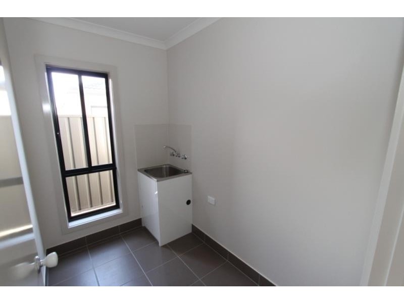 1/21-29 Lakewood Boulevard, Melton VIC 3337