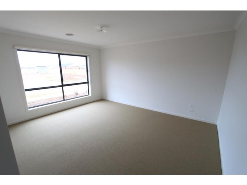 5 Leuca Avenue, Brookfield VIC 3338