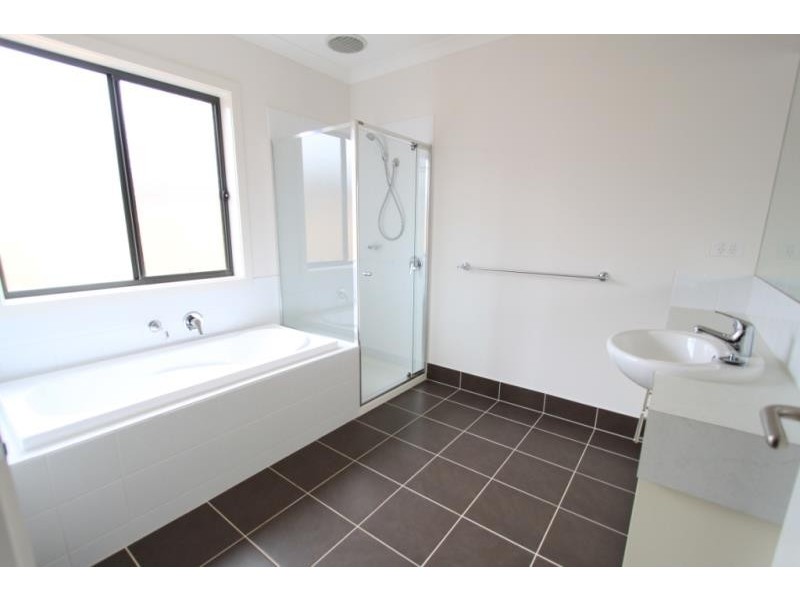 5 Leuca Avenue, Brookfield VIC 3338