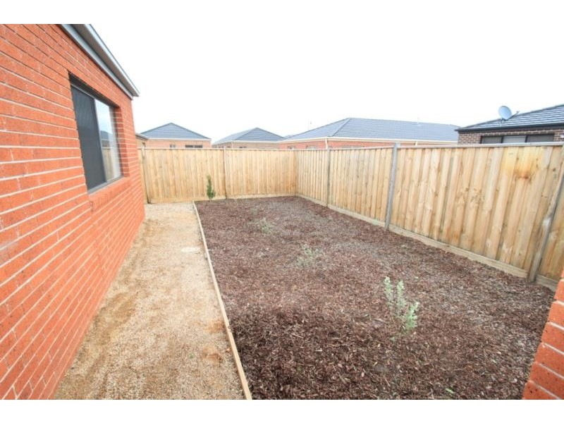 5 Leuca Avenue, Brookfield VIC 3338