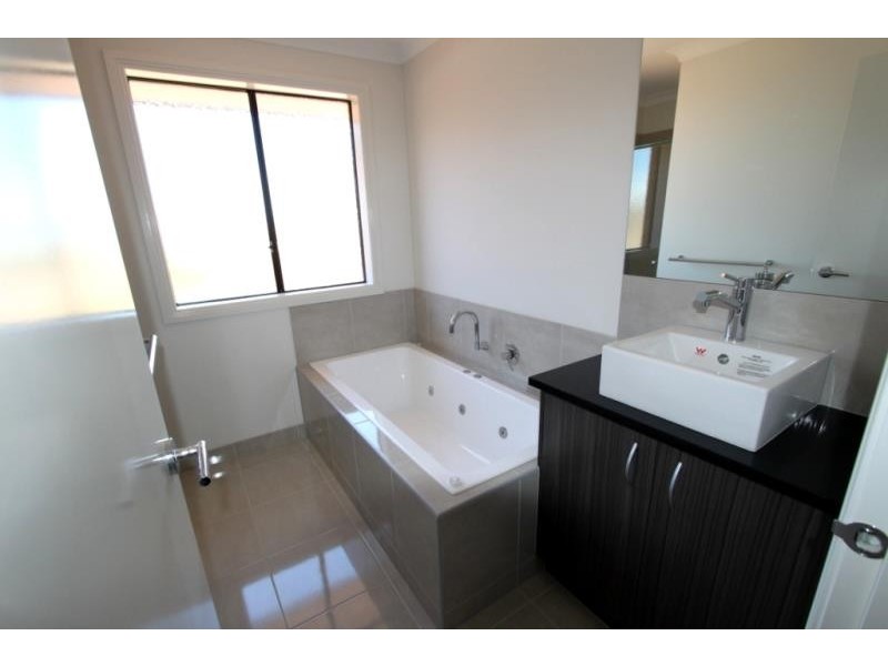 95 Arnolds Creek Boulevard, Melton West VIC 3337