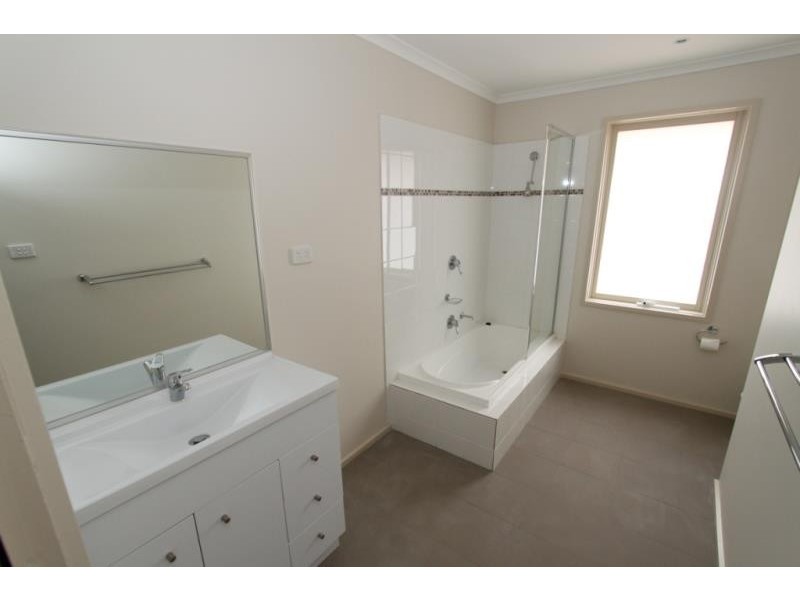 7 Lansell Place, Melton West VIC 3337