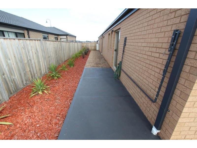 16 Pinrush Road, Brookfield VIC 3338
