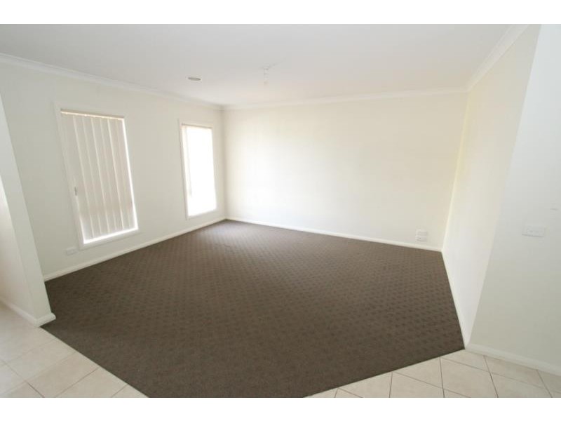 2/2 Arawata Parade, Melton VIC 3337