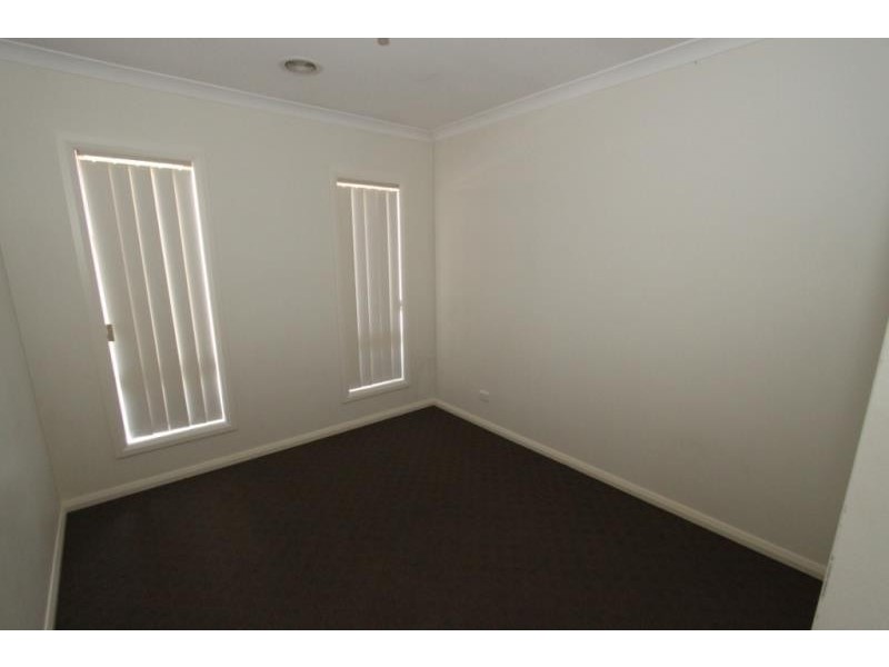 2/2 Arawata Parade, Melton VIC 3337