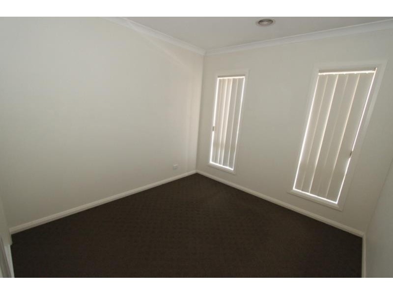 2/2 Arawata Parade, Melton VIC 3337