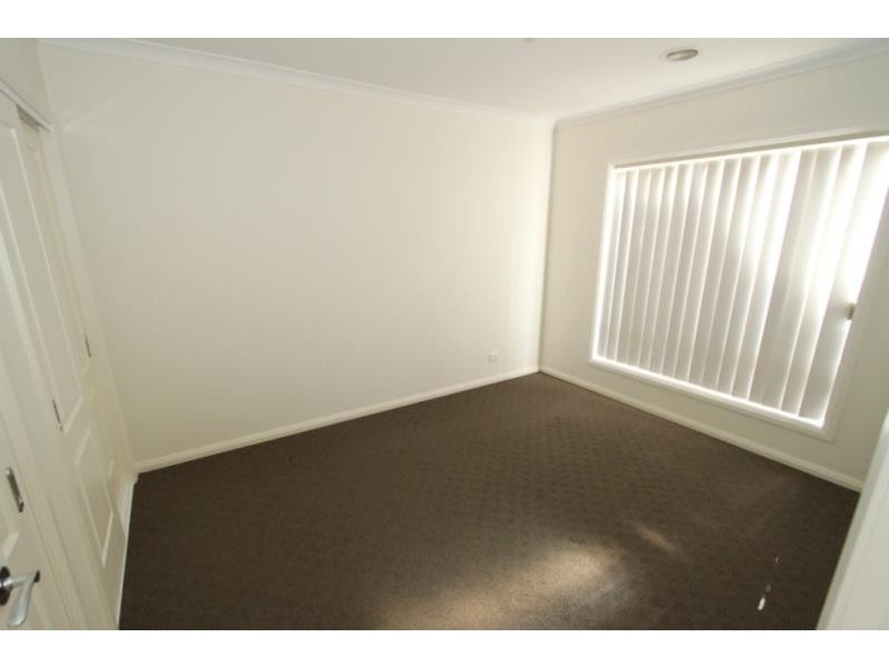 2/2 Arawata Parade, Melton VIC 3337