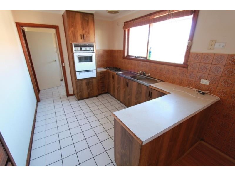 15 Eaton Street, Melton South VIC 3338