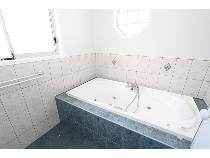 10 Glamis Place, Melton West VIC 3337